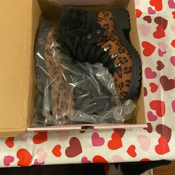 NEW Woman’s size 7.5  Pop suede and faux fur leopard print boots - Picture 3 of 7